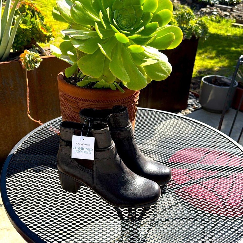 New w/tag boots